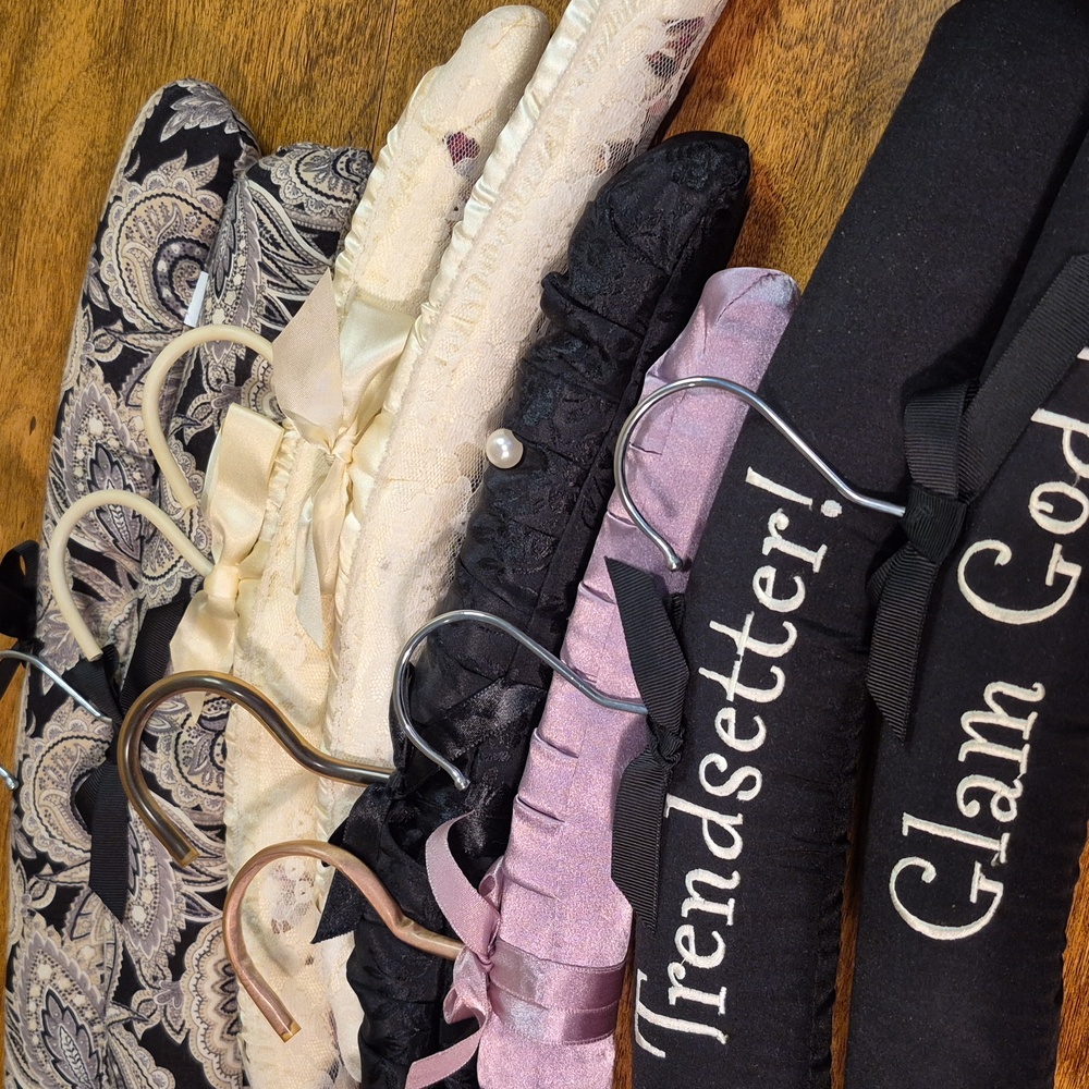 BEAUTIFUL Retro Fabric Padded Garment Hangers, Set of 8 - Picture 2 of 16